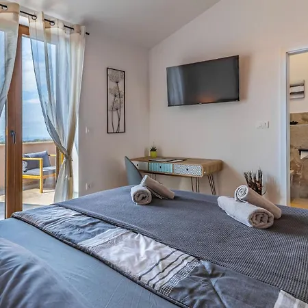 Amica By Guide וודניאן